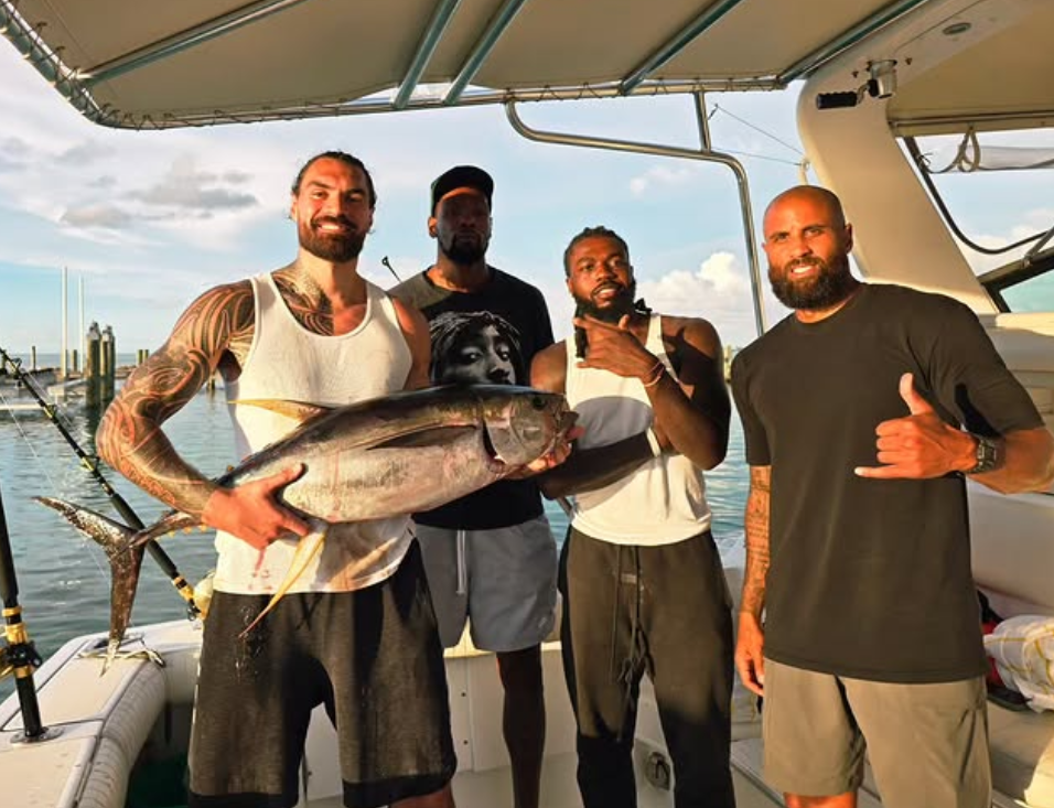 且双手提着 且双手提着